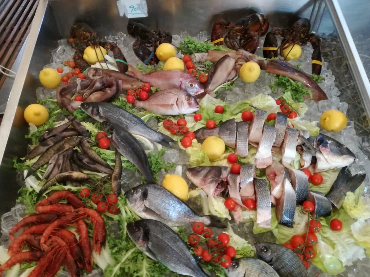 Vasca con pesce fresco a Su Stentu