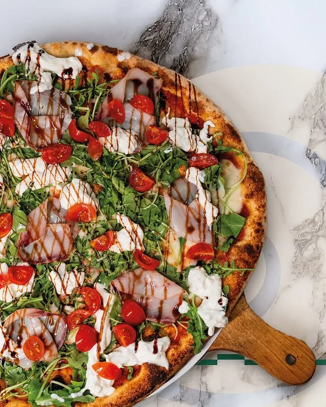 Pizza cotta nel forno a legna
