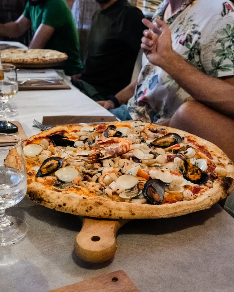 Pizza super condita dal forno a legna Su Stentu pizzeria Sestu