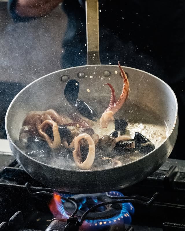 Cuoco Su Stentu cucina spaghetti allo scoglio in padella - cucina tradizionale sarda ristorante Sestu